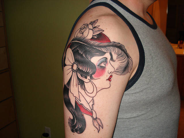 Tatuaje de mujer color en brazo