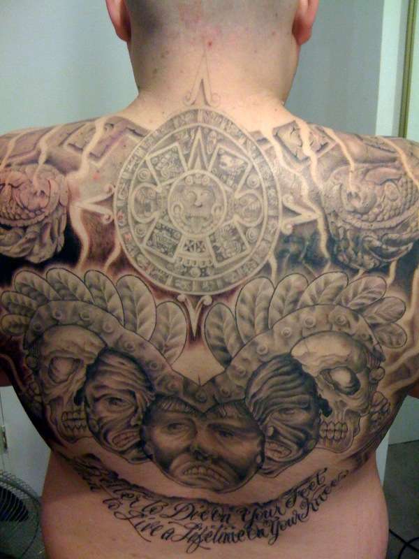 Tatuaje tribal espalda